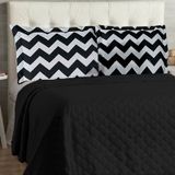 Kit Cobre Leito Chevron Casal Queen 3pçs com Porta Travesseiro em Jacquard Especial Preto Cotex