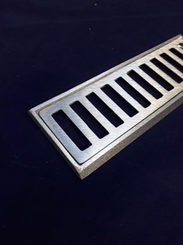 Grelha-Pluvial-10x50-com-Suporte---Aluminio-Fundido-Escovado---Ficone-Reis