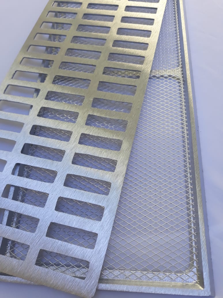 Grelha-Pluvial-20x50-com-Suporte-e-Tela-Anti-Insetos---Aluminio-Fundido-Escovado---Ficone-Reis