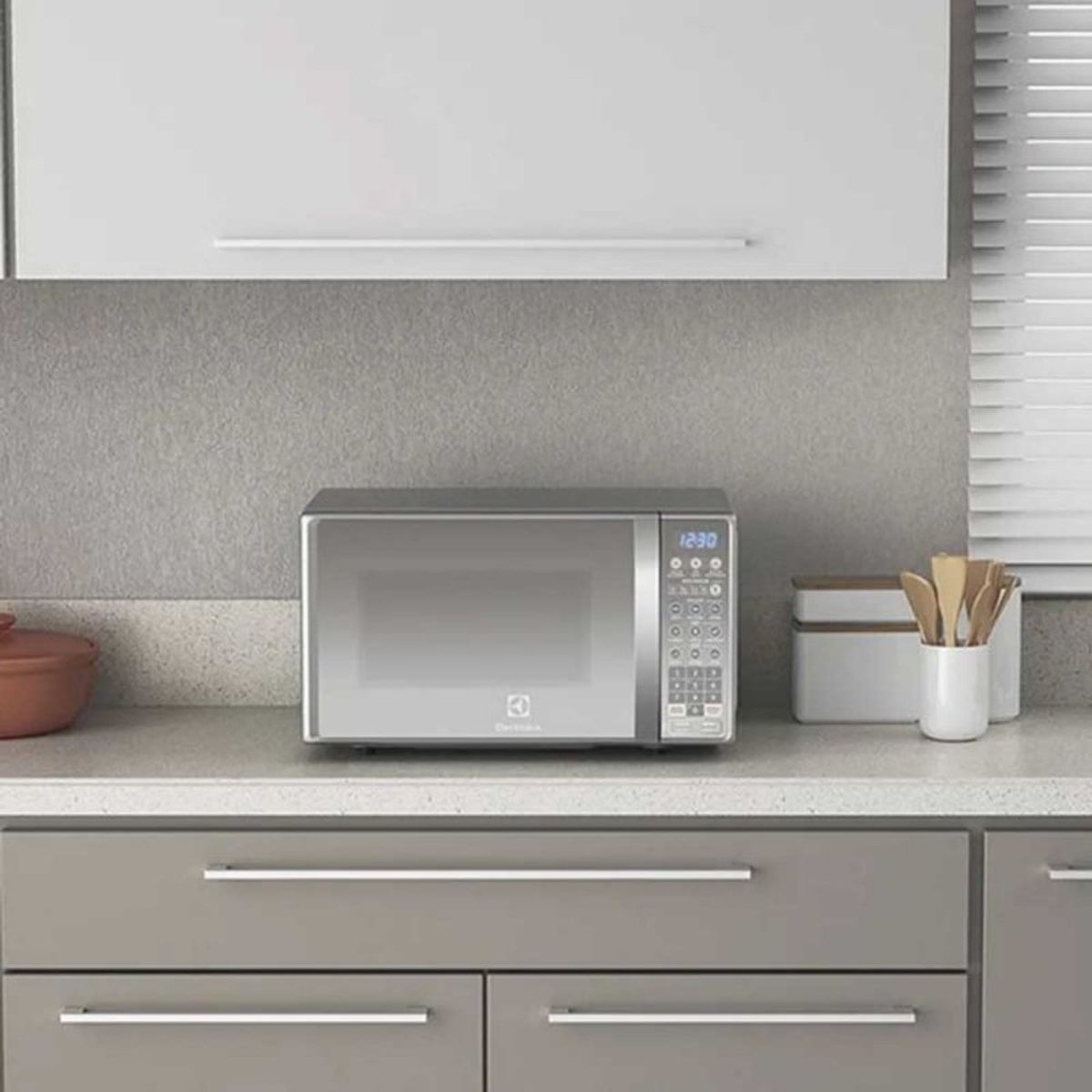 Micro-ondas Electrolux MT30S 20 Litros Prata ambientada