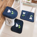 Kit Tapete Banheiro Bordado Premium Copo de Leite Azul Marinho Guga Tapetes 3 peças Guga Tapetes