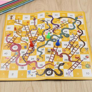 Jogo de cobras e escadas placa de grade de nível com cobras coloridas fofas  para jogos infantis divertidos de jogar o vetor de labirinto ilustração
