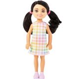 Boneca Barbie Chelsea 14 Cm Cabelo Preto Vestido Xadrez Tênis Lilás Hkd91 Mattel