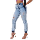 Calça Feminina Jogger Jeans Claro Lazúli Com Detalhe De Rasgo E Bolso Reserva