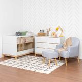 Kit Quarto Infantil Cozy Branco Com Carvalho – Berço + Cômoda + Poltrona Capri E Puff