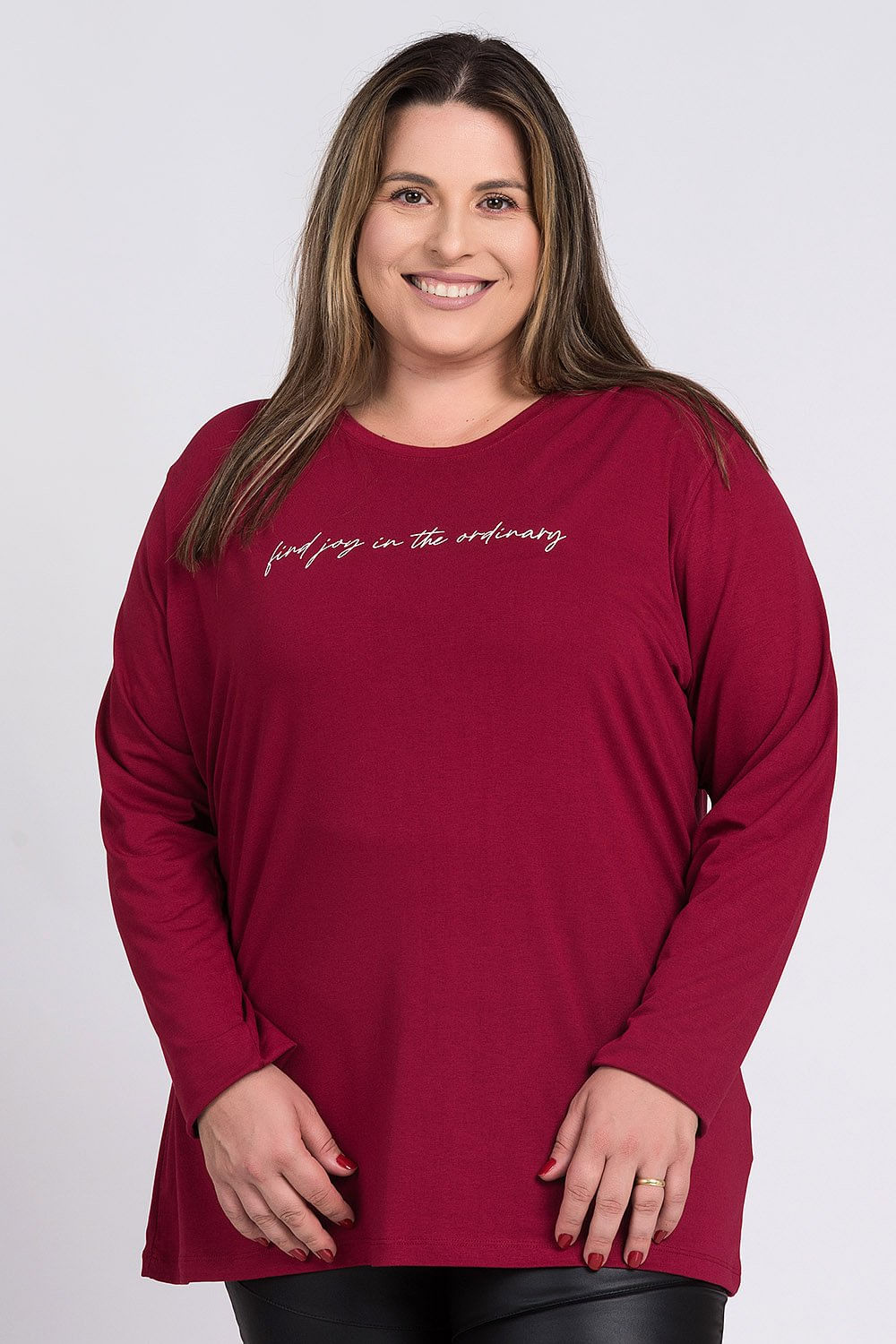 Blusa Feminina Plus Size Manga Longa Visco Estampada &#39;find Joy In The Ordinary&#39; - Serena