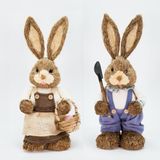 Casal De Coelhos Páscoa Enfeite Palha Coelhinhos Trabalhadores 46cm