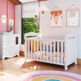 Quarto De Bebê Berço Americano E Cômoda Com Janelas Retangulo Cocada Espresso Móveis Branco Brilho