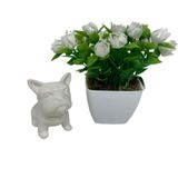 Mini vasinho de plástico com florzinha branca e enfeite Bulldog