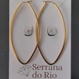 Brinco argola em design oval folheado em ouro 18k