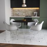 Mesa Jantar Redonda 110cm Preta Clips 3 Pés Com 4 Poltronas Brancas Ferro Branco - Cor: Preto