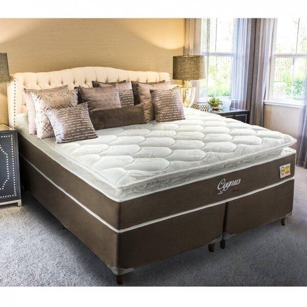 Cama Box Queen 158x198x71cm Latex Cygnus Montreal Tecido Suede Marrom, Malha 340g Branca