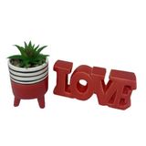 Conjunto de vaso tripé cerâmico e palavra LOVE vermelho