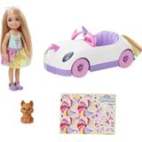 Barbie Club Chelsea Doll (loira De 6 Polegadas) Com Carro Com Tema De Unicórnio Arco-íris Aberto Cachorrinho De Estimação Folha De Adesivo