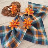 Kit 06 Guardanapos De Tecido Xadrez Azul E 06 Anéis Pg Flor De Lírio Laranja