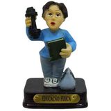 Miniatura Ed. Física Fem. 8cm Resina/base Madeira