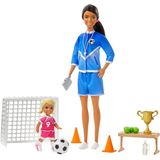 Barbie Soccer Coach Playset com Morena Soccer Coach Doll, Student Doll and Accessories: Soccer Ball, Clipboard, Goal Net, Cones, Bench and More for Ag