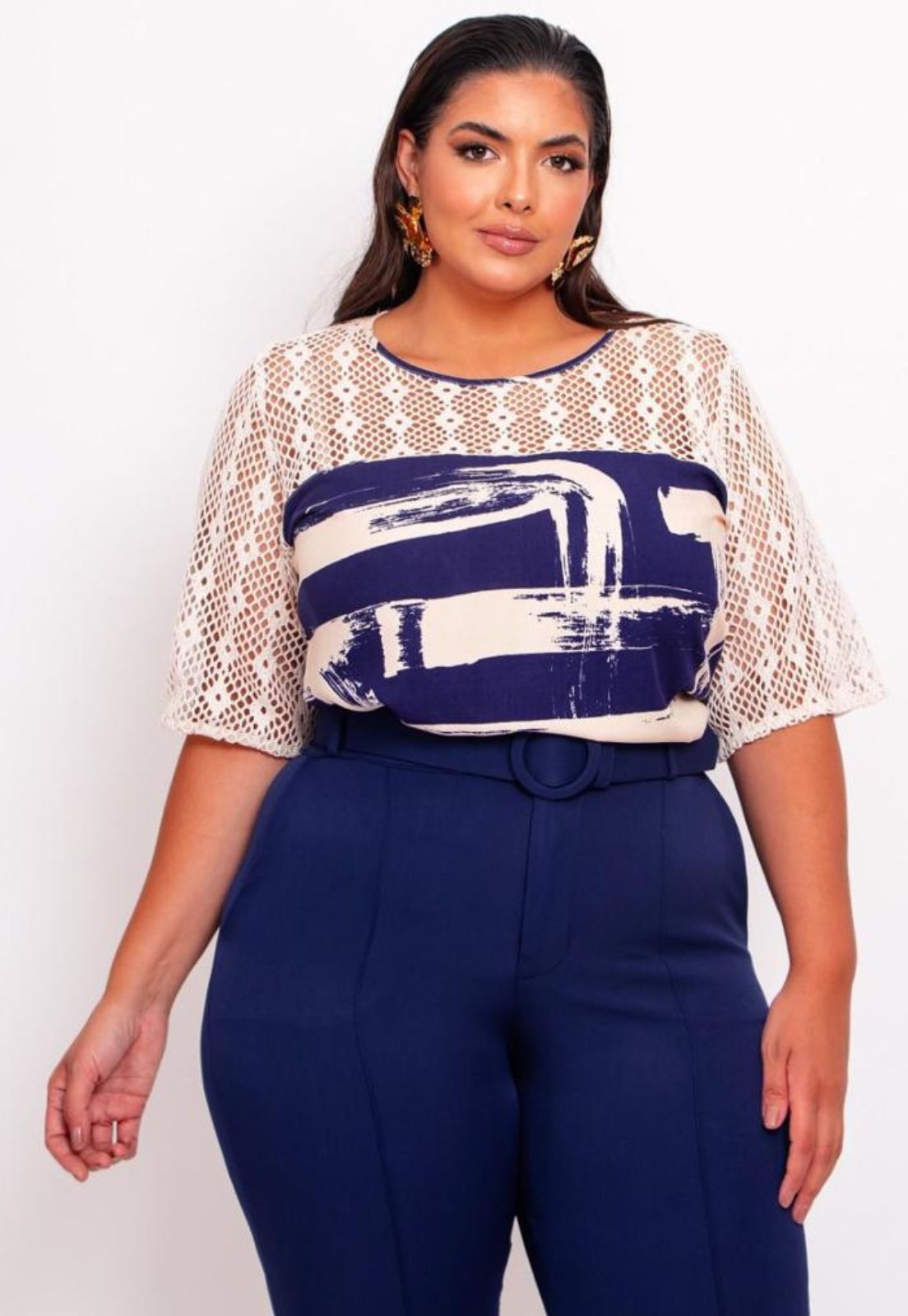 Blusa Feminina Plus Size Com Renda Nas Mangas