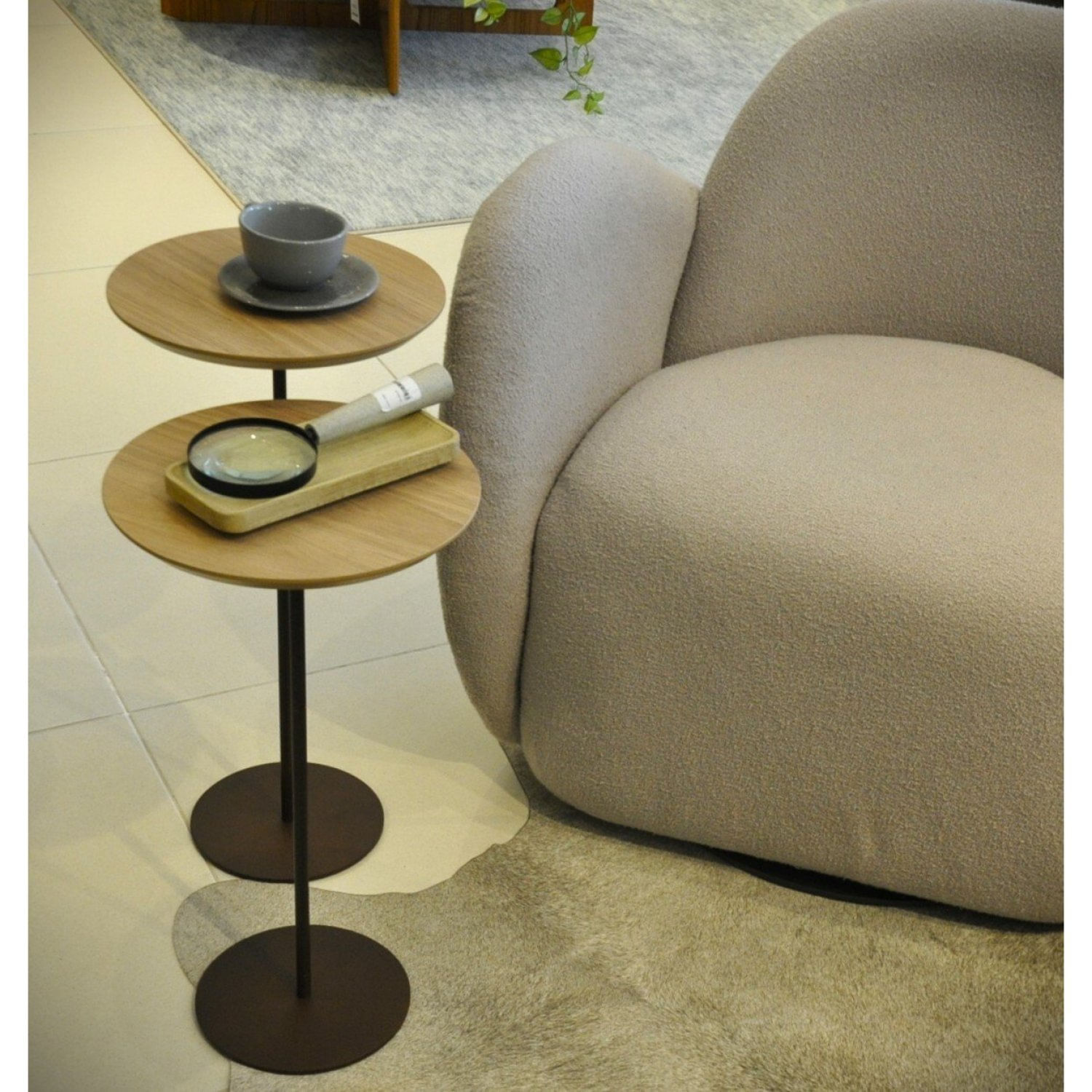 Duas Mesas Laterais Karla Média E Alta, Tampos Bp Amadeirado Itapoã E Bases Aço Corten. Amadeirado