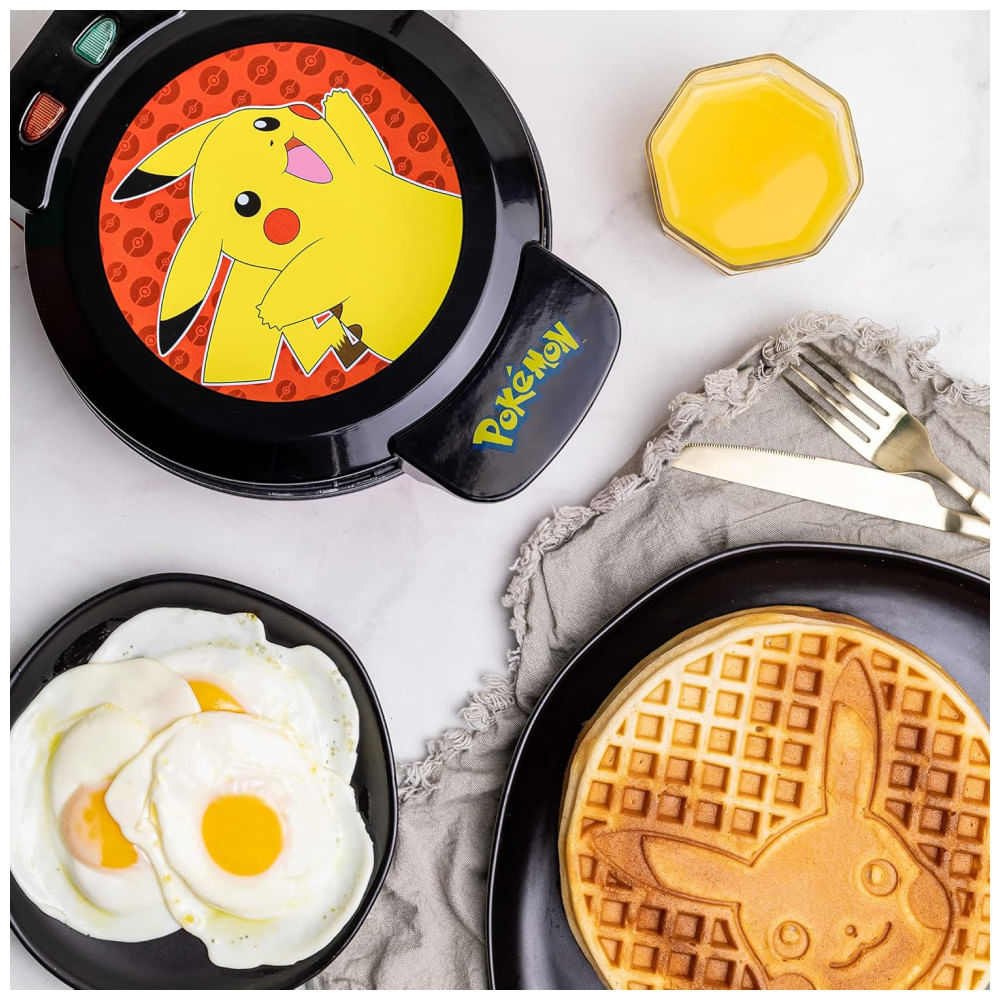 Máquina De Waffle, Tema Pokemon Pikachu Com Revestimento Antiaderente, 110v 900w, Uncanny Brands, Preta