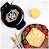 Máquina De Waffle, Tema Cinturão Do Wwe Com Revestimento Antiaderente, 110v 900w, Uncanny Brands, Preta