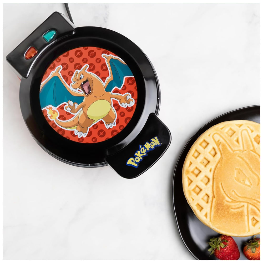 Máquina De Waffle, Tema Pokémon Charizard Com Revestimento Antiaderente, 110v 900w, Uncanny Brands, Preto