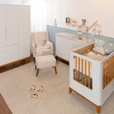 Kit Quarto Infantil Boom Com Pés Square Mel - Berço Slim Evolutivo + Cômoda + Guarda-roupa + Poltrona Ginga + Puff - Branco