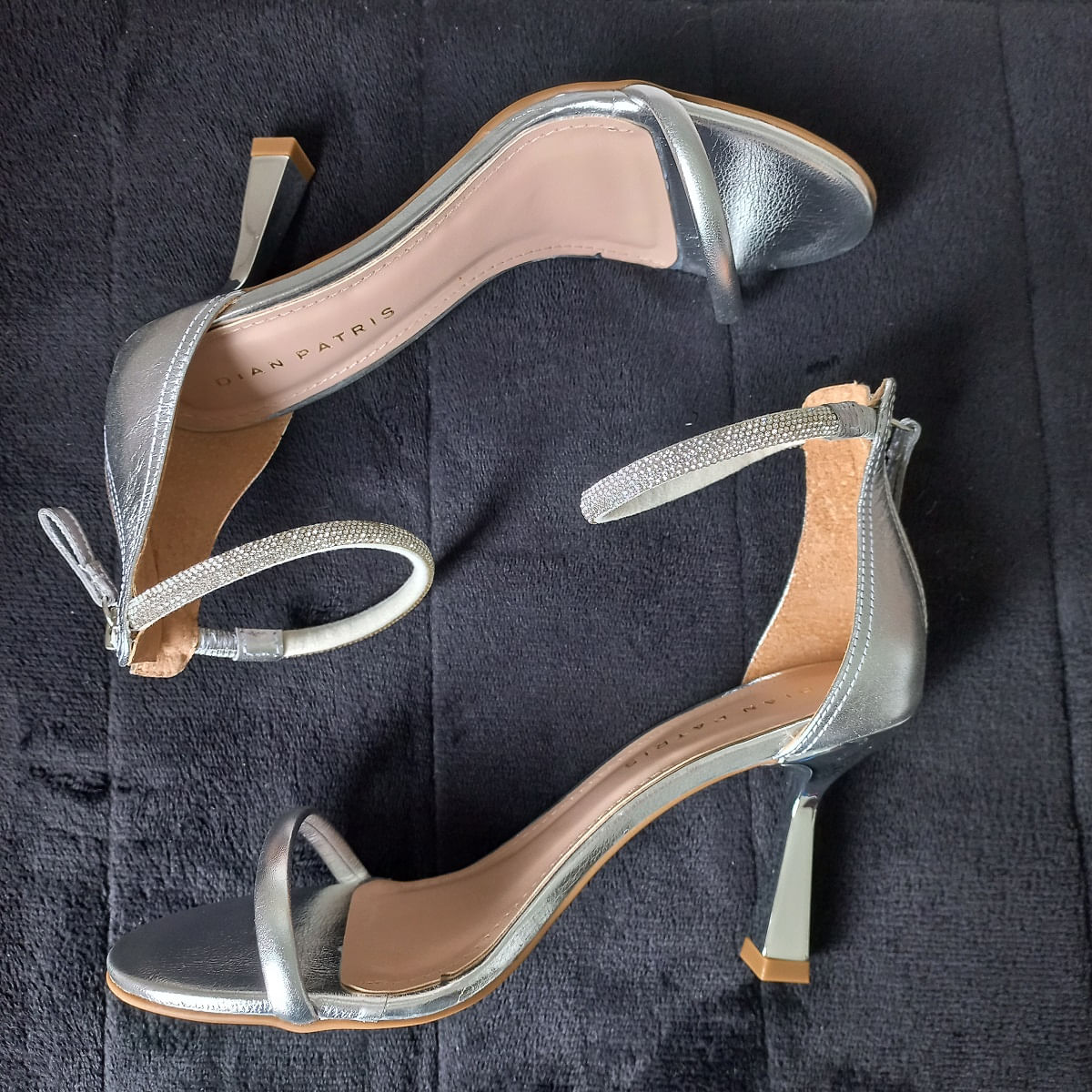 Sandália Salto Fino Social Prata Metalizada Em Couro Strass