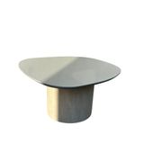 Mesa De Centro Orgânica 100 Cm Base Cimento Queimado Tampo Laqueado Fendi