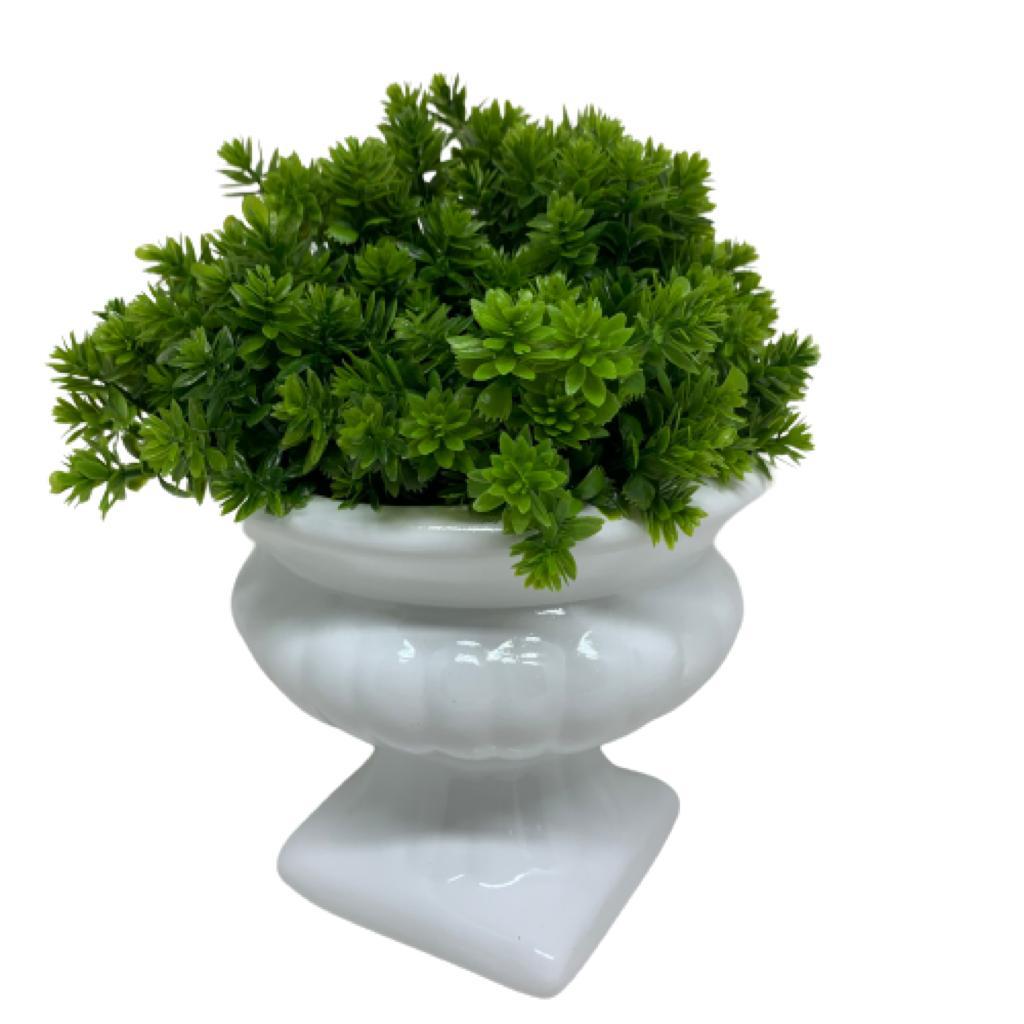 Vaso cerâmico branco com pedestal e planta artificial