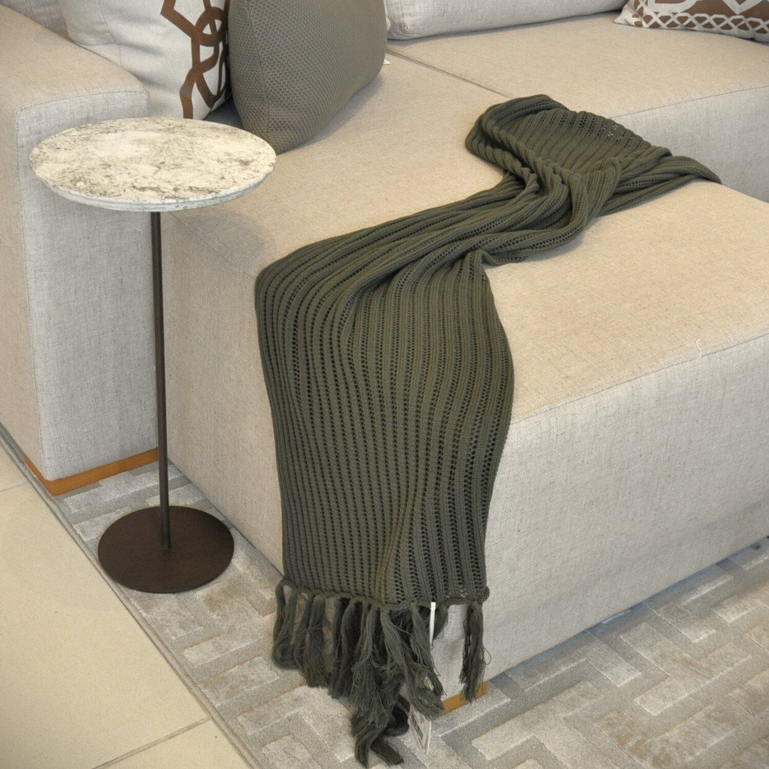 Mesa Lateral Norina Tampo Em Mdf Marmorizado Imerso Base Com Acabamento Aço Corten Tampo Marmorizado Imerso E Base Aço Corten.