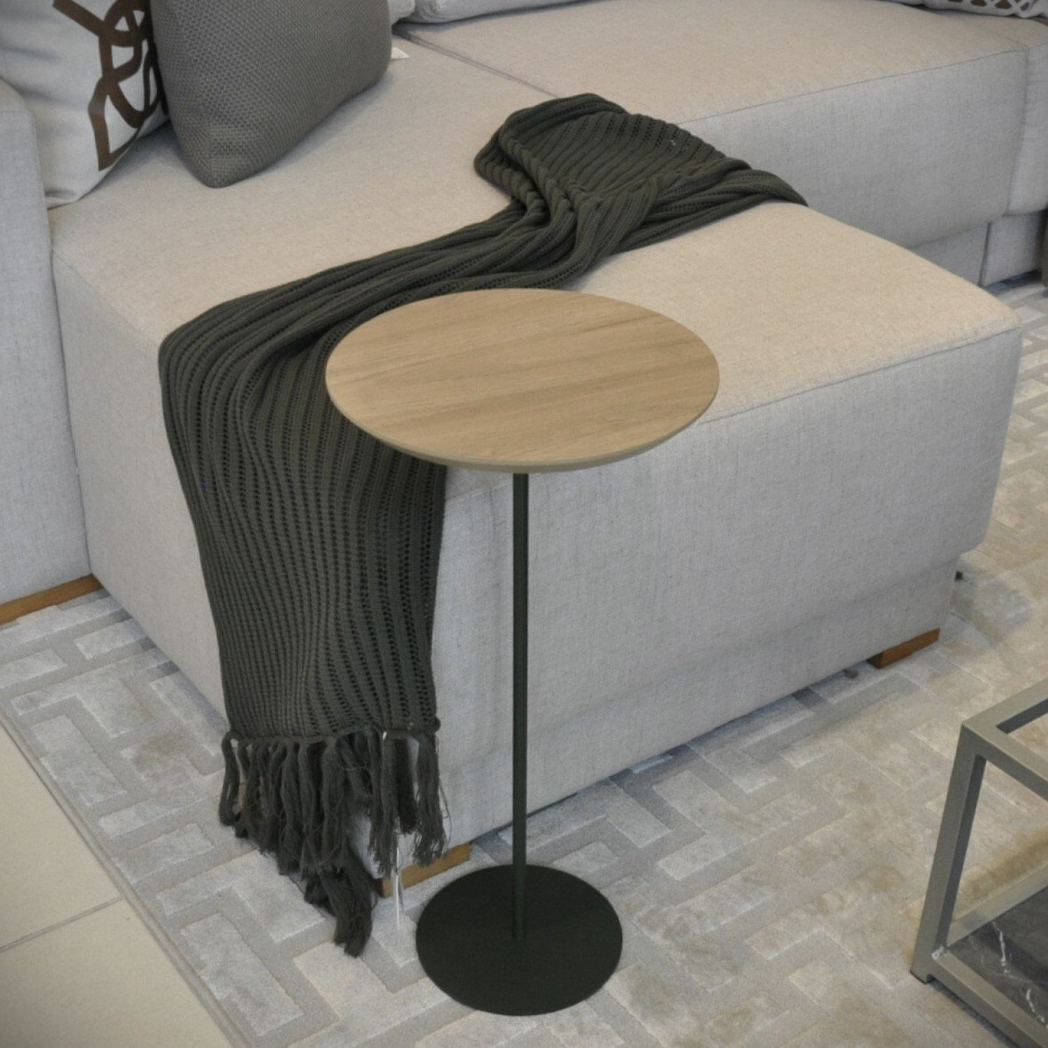 Mesa Lateral Karla Baixa, Com Tampo Mdf Bp Amadeirado Itapoã E Base Com Acabamento Verde Oliva. Amadeirado