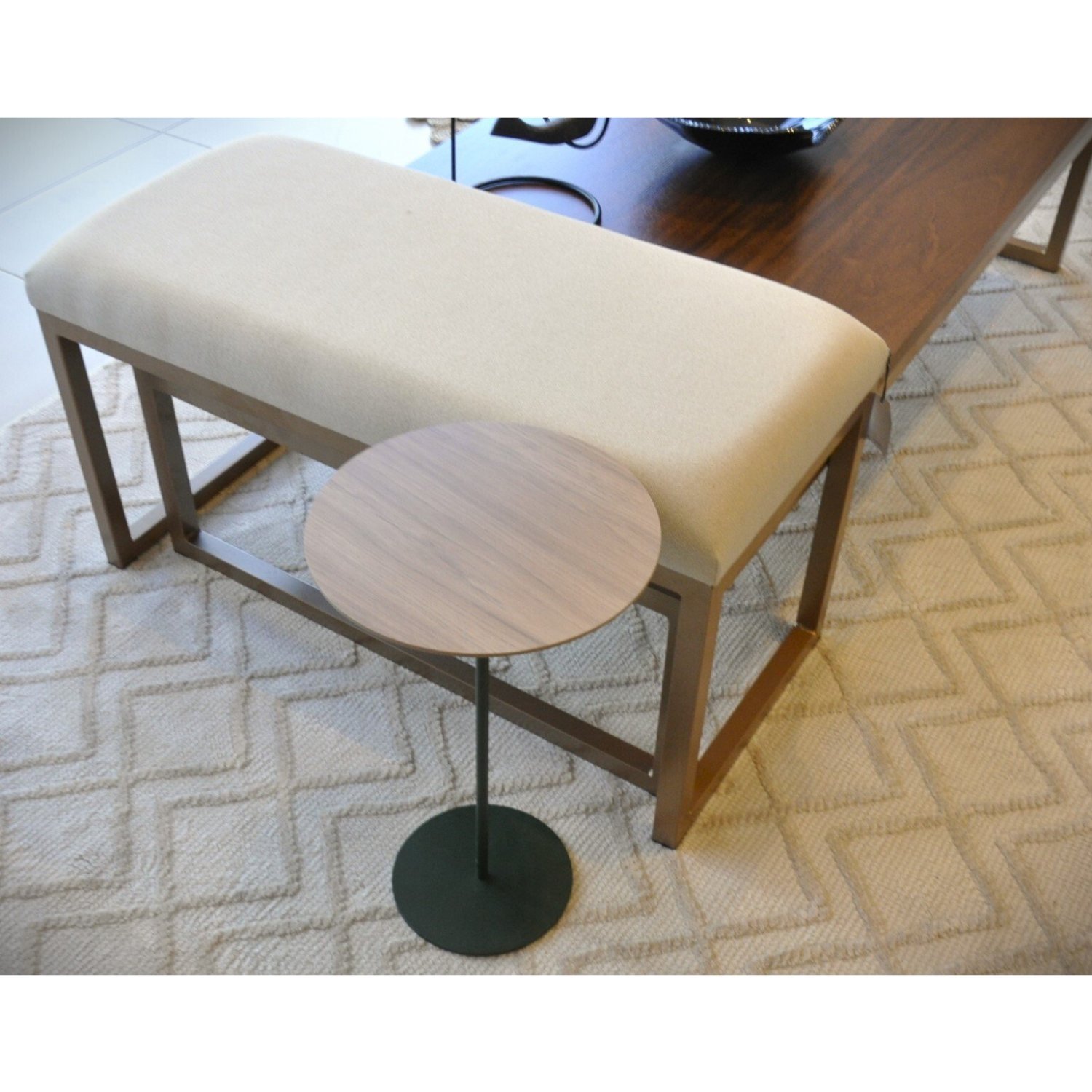 Mesa Lateral Karla Alta, Com Tampo Mdf Bp Amadeirado Itapoã E Base Com Acabamento Verde Oliva. Amadeirado