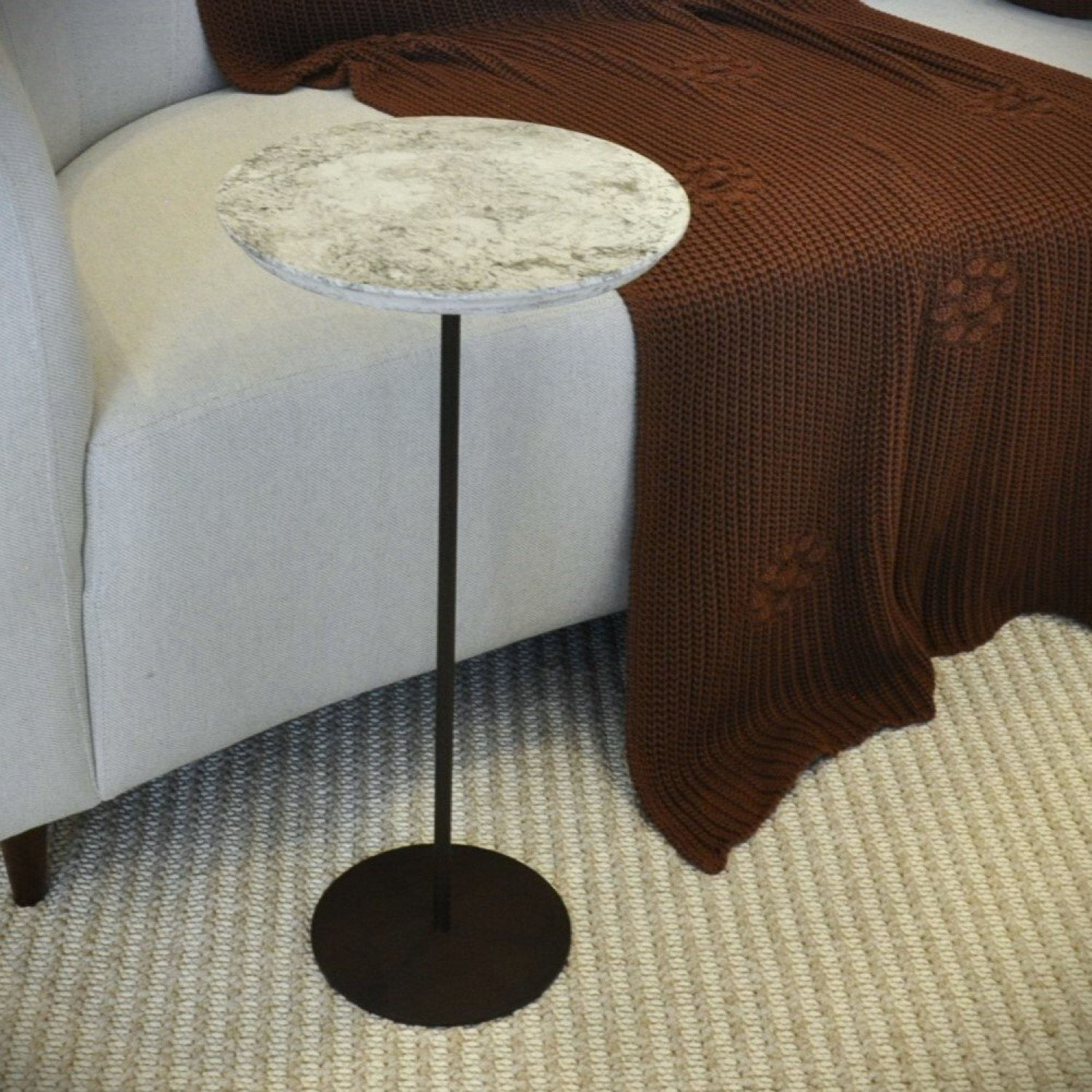 Mesa Lateral Norina Alta, Com Tampo Em Mdf Marmorizado Imerso E Base Com Acabamento Aço Corten. Marmorizado