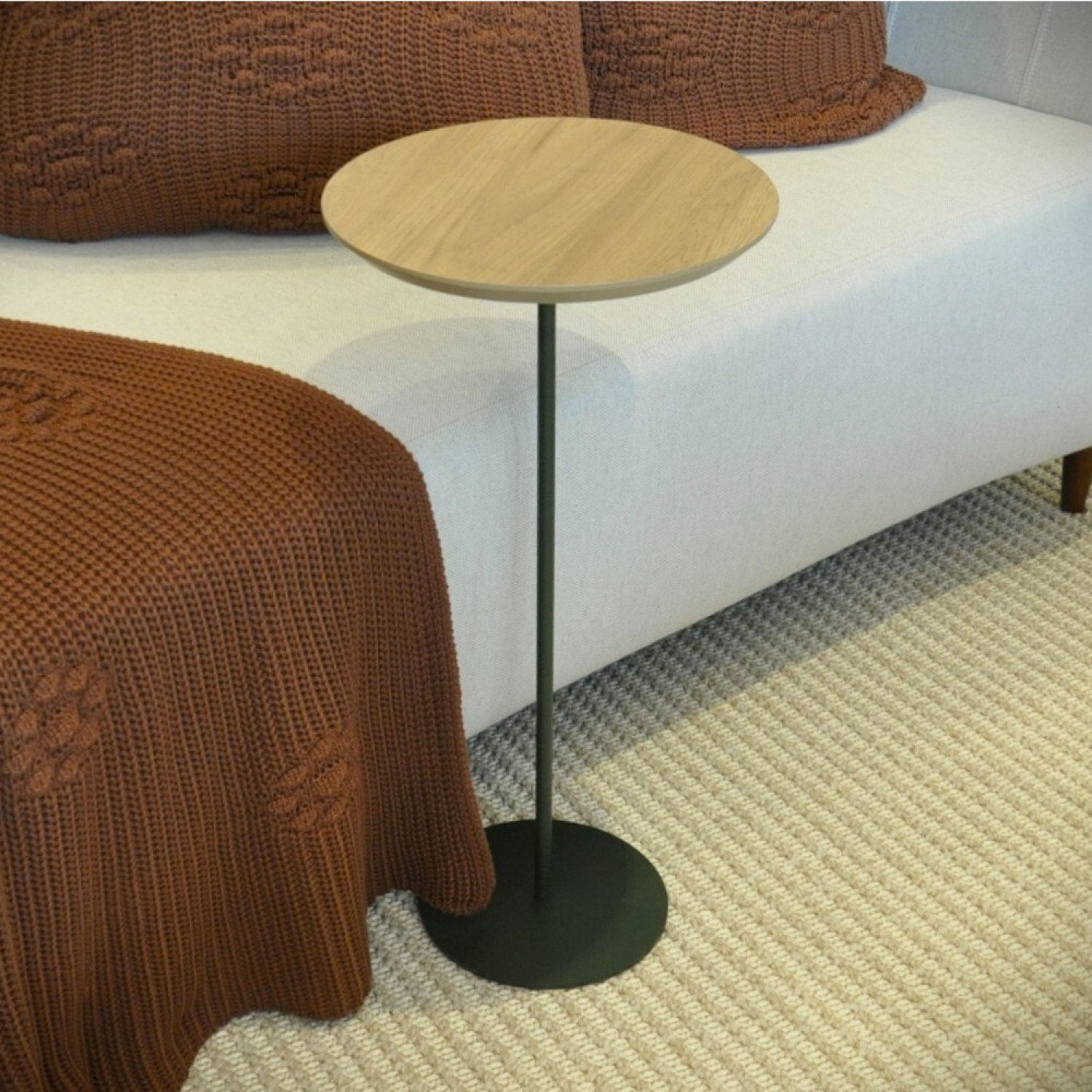 Mesa Lateral Karla Média, Com Tampo Mdf Bp Amadeirado Itapoã E Base Com Acabamento Verde Oliva. Amadeirado