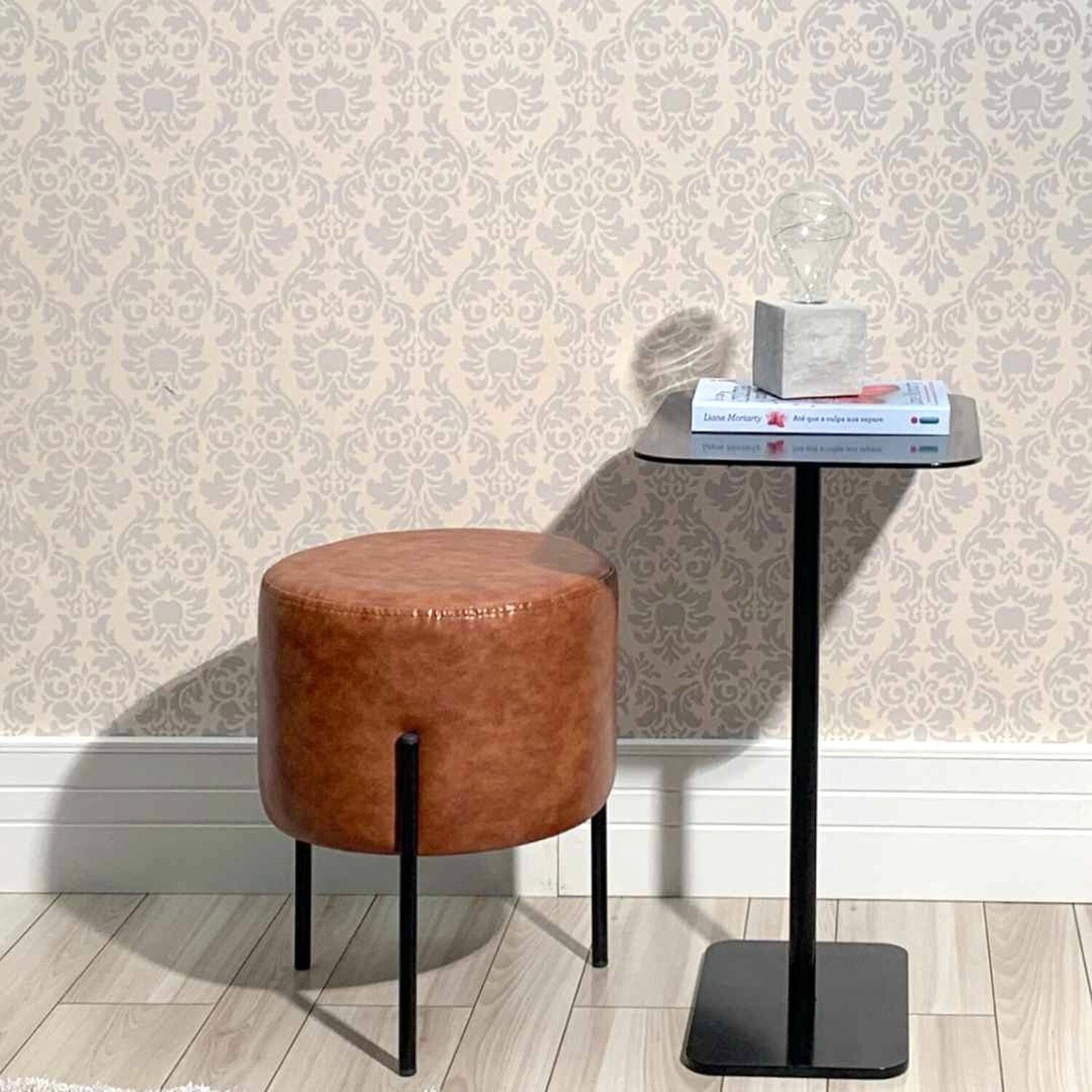 Puff Redondo Com Pernas Em Metal Round Espresso Móveis Conhaque / Preto