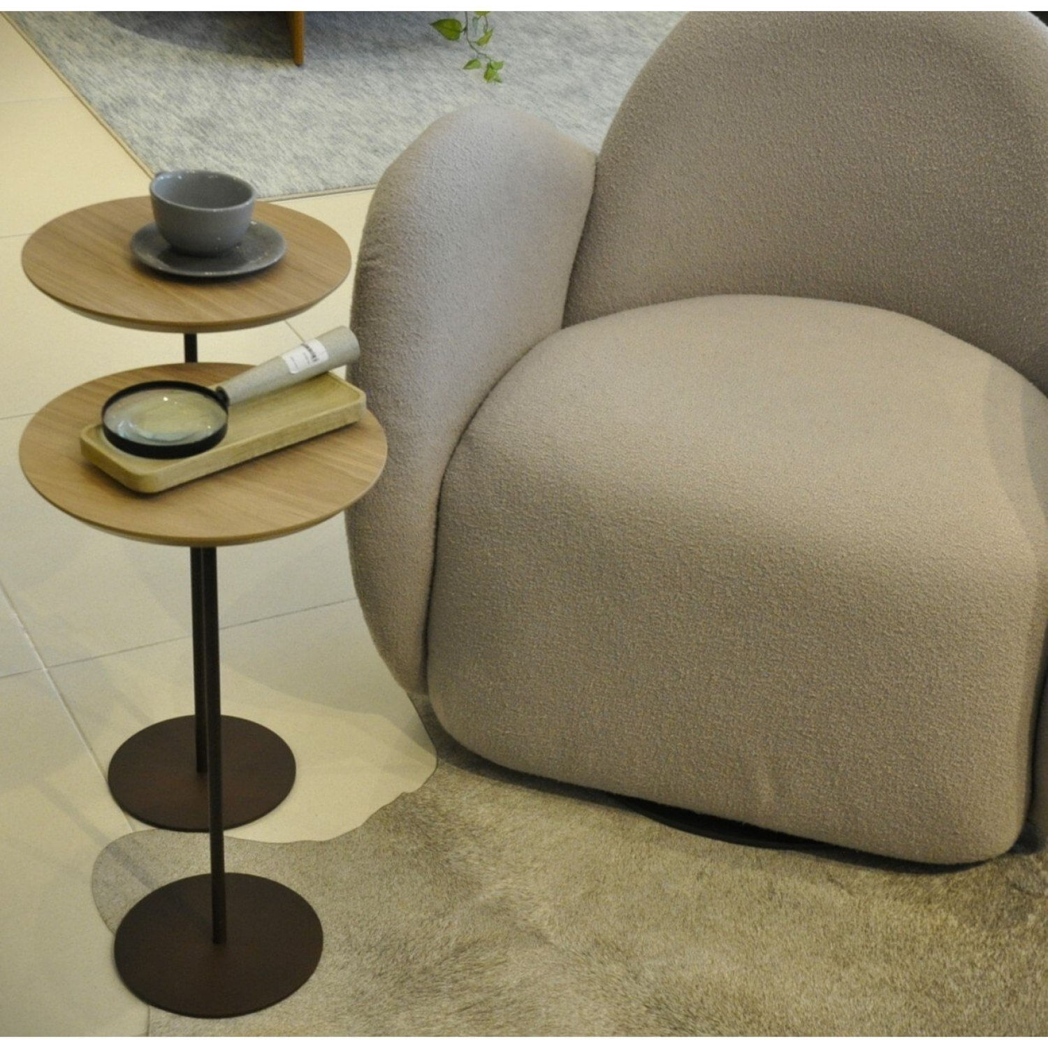 Due 2 Mesas Laterais Karla Baixa E Alta , Com Tampo Bp Amadeirado Itapoã E Base Aço Corten. Amadeirado