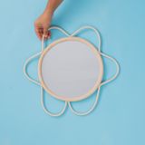 Moldura Com Espelho Decorativa De Parede Flor Com Textura Rattan - Oikos
