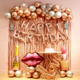 Decorações De Aniversário Em Ouro Rosa — Cortina Com Franjas, Faixas, Balões E Letras De Balões
