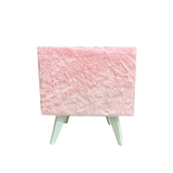 Puff Pé Palito Quadrado Não É Segredo Astracan Pelúcia Rosa Pés Branco 40x45