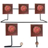 Kit Banheiro 3 Peças Toalheiro Cabideiro Porta Papel Papel Com Flores Coloridas Cor Rosa