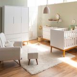 Kit Quarto Infantil Theo Com Pés Square Mel - Berço + Cômoda 6 Gavetas + Guarda-roupa 3 Portas +poltrona De Amamentação Lola Com Puff - Branco