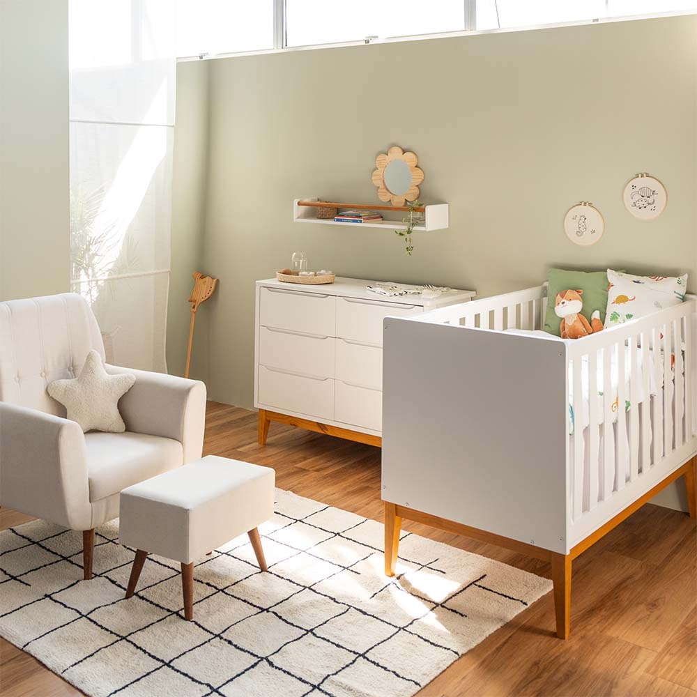 Kit Quarto Theo Com Pés Square Mel - Berço Mini Cama + Cômoda 6 Gavetas + Poltrona De Amamentação Lola Com Puff - Branco