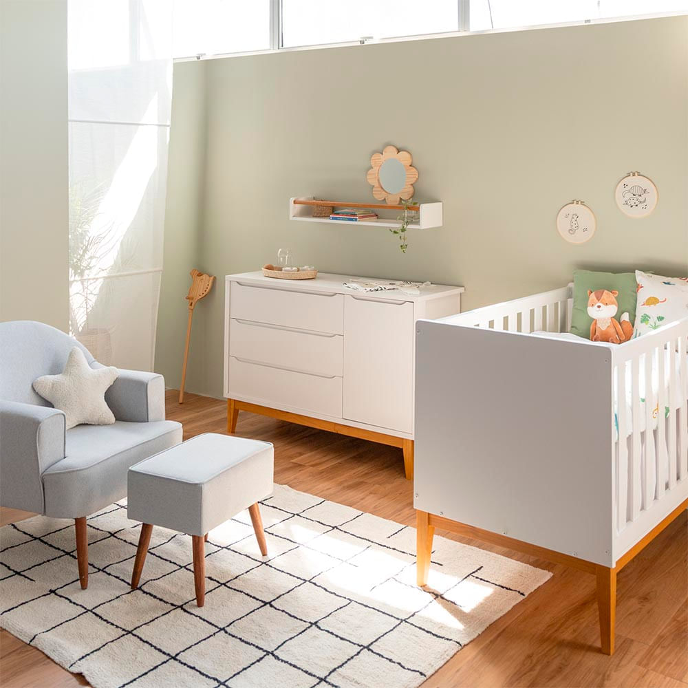 Kit Quarto Theo Com Pés Square Mel - Berço Mini Cama + Cômoda 3 Gavetas E 1 Porta + Poltrona De Amamentação Capri Com Puff - Branco