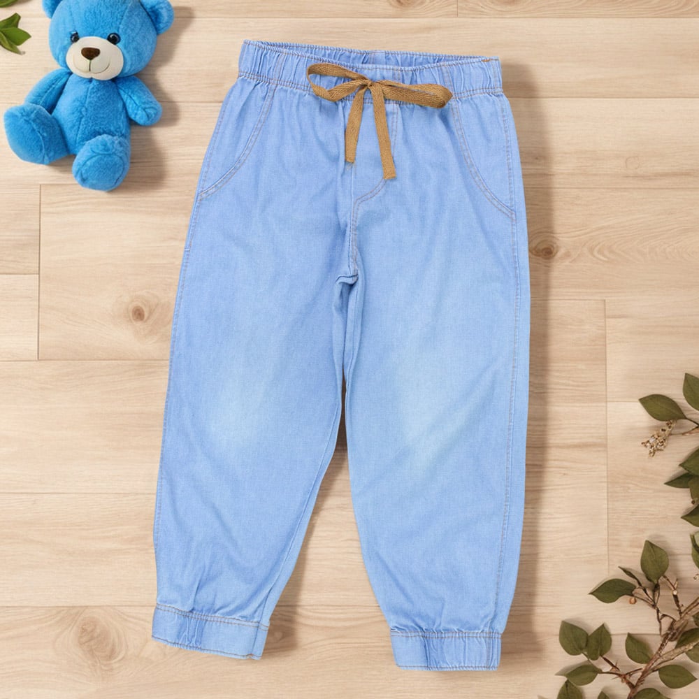 Calça Jogger Infantil Jeans Azul Claro Com Detalhe Caramelo
