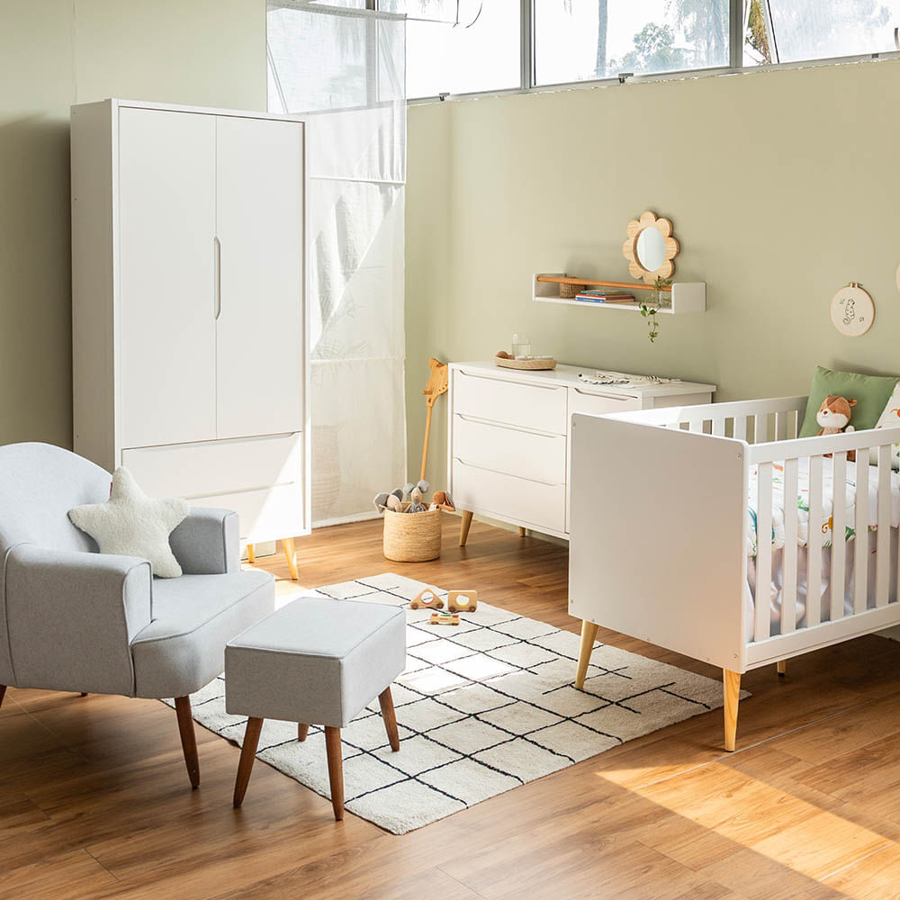 Kit Quarto Theo Com Pés Retrô Natural - Berço + Cômoda 3 Gavetas E 1 Porta + Guarda-roupa 2 Portas + Poltrona De Amamentação Capri Com Puff - B
