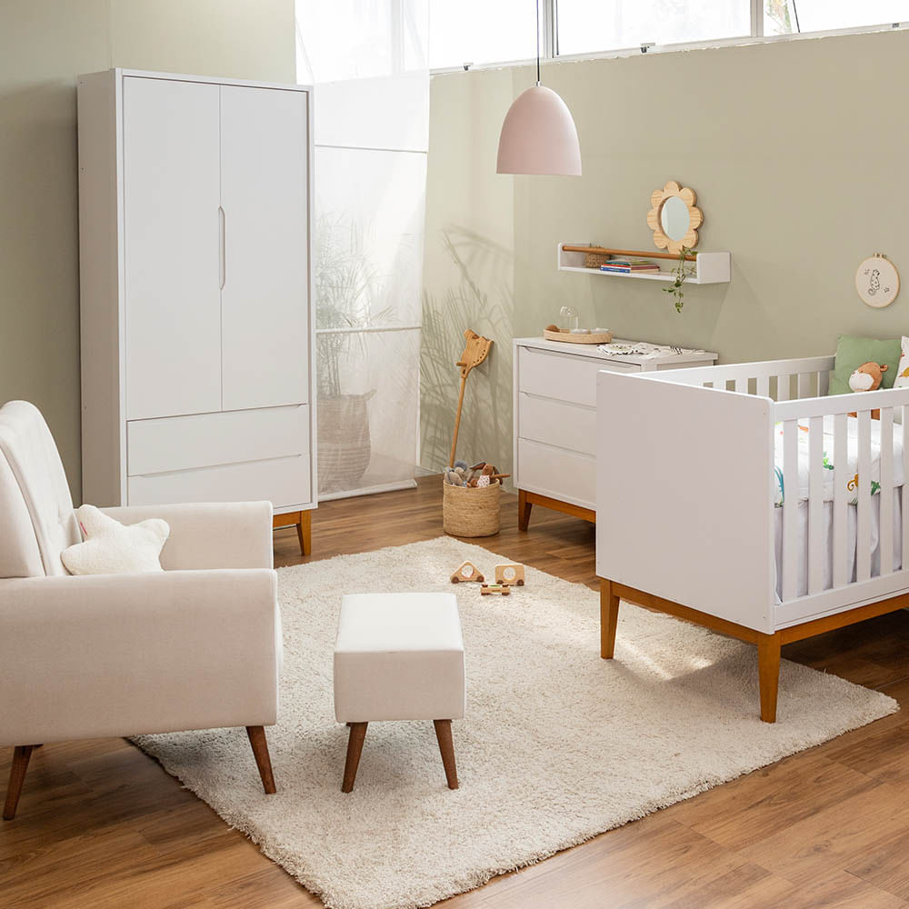 Kit Quarto Theo Com Pés Square Mel - Berço+ Cômoda 3 Gavetas + Guarda-roupa 2 Portas + Poltrona De Amamentação Lola Com Puff - Branco