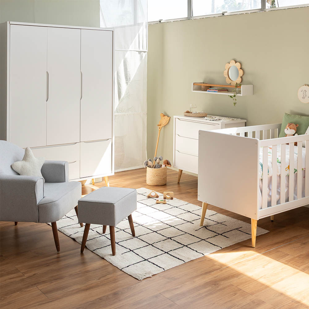 Kit Quarto Theo Com Pés Retrô Natural - Berço + Cômoda 3 Gavetas + Guarda-roupa 3 Portas + Poltrona De Amamentação Capri Com Puff - Branco