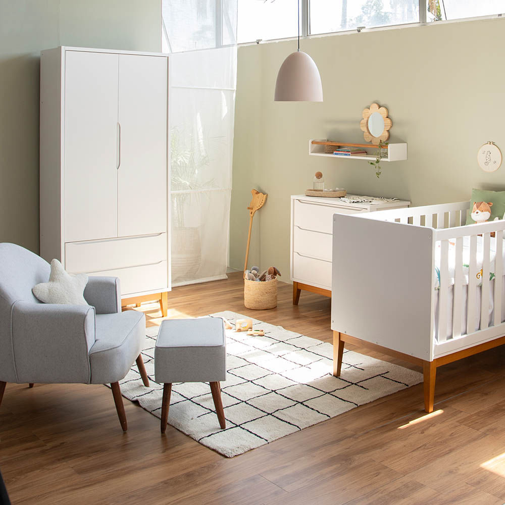 Kit Quarto Theo Com Pés Square Mel - Berço + Cômoda 3 Gavetas + Guarda-roupa 2 Portas + Poltrona De Amamentação Capri Com Puff - Branco