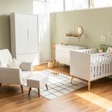 Kit Quarto Theo Com Pés Retrô Natural - Berço + Cômoda 3 Gavetas E 1 Porta + Guarda-roupa 2 Portas + Poltrona De Amamentação Lola Com Puff - Br